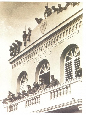 Fidel y Camilo en el balcón del regimeinto de la policia de Camagüey el 21 de octubre de 1959.