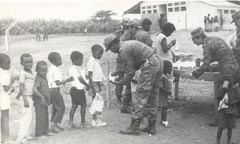 Durante su estancia en Angola, los combatientes internacionalistas cooperaron en labores de ayuda a la población civil.