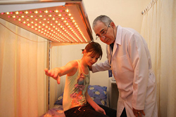  El coordinador de los colaboradores cubanos en este proyecto, Dr. Guillermo Pacheco Yanes especialista en Dermatología, supervisa el tratamiento de los pacientes en el estudio de la terapia con láser
