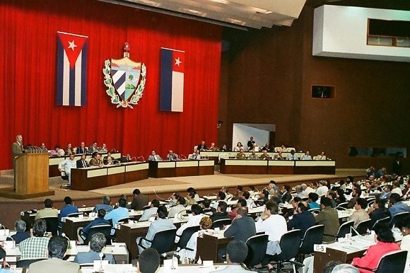 Fidel en la clausura de la sesión de constitución de la Asamblea Nacional, en su cuarta legislatura, y del consejo de estado, el 15 de marzo de 1993