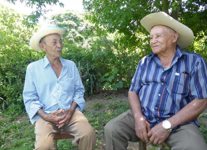 La curiosità giovanile che portò Juan e Elide de la Paz (a destra) a La Plata il 17 maggio del 1959, divenne la certezza di contadini padroni. Photo: Dilbert Reyes Rodríguez