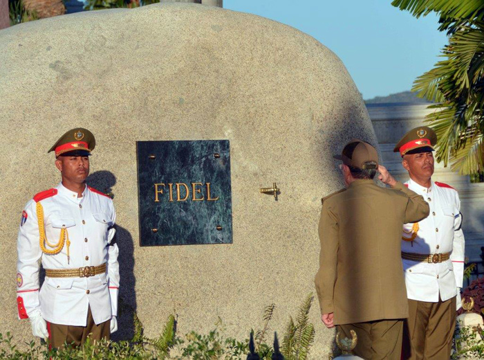 Raúl Castro Ruz saluda en firme al Comandante en Jefe, Fidel Castro Ruz