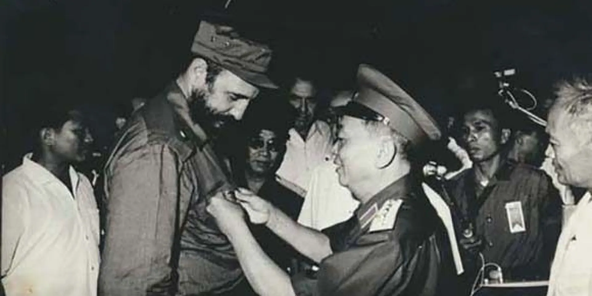 El general Giap le impone a Fidel el Sello de Combatiente de Dien Bien Phu, en septiembre de 1973. Foto: Estudios Revolución/Fidel Soldado de las Ideas.