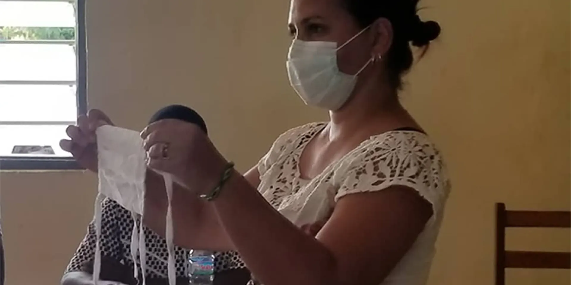 Con la contribución de organismos internacionales, se distribuyeron máscaras para la protección de la población y del personal de salud, y se promovió y explicó el uso de esos medios. Foto: Cubaminrex.