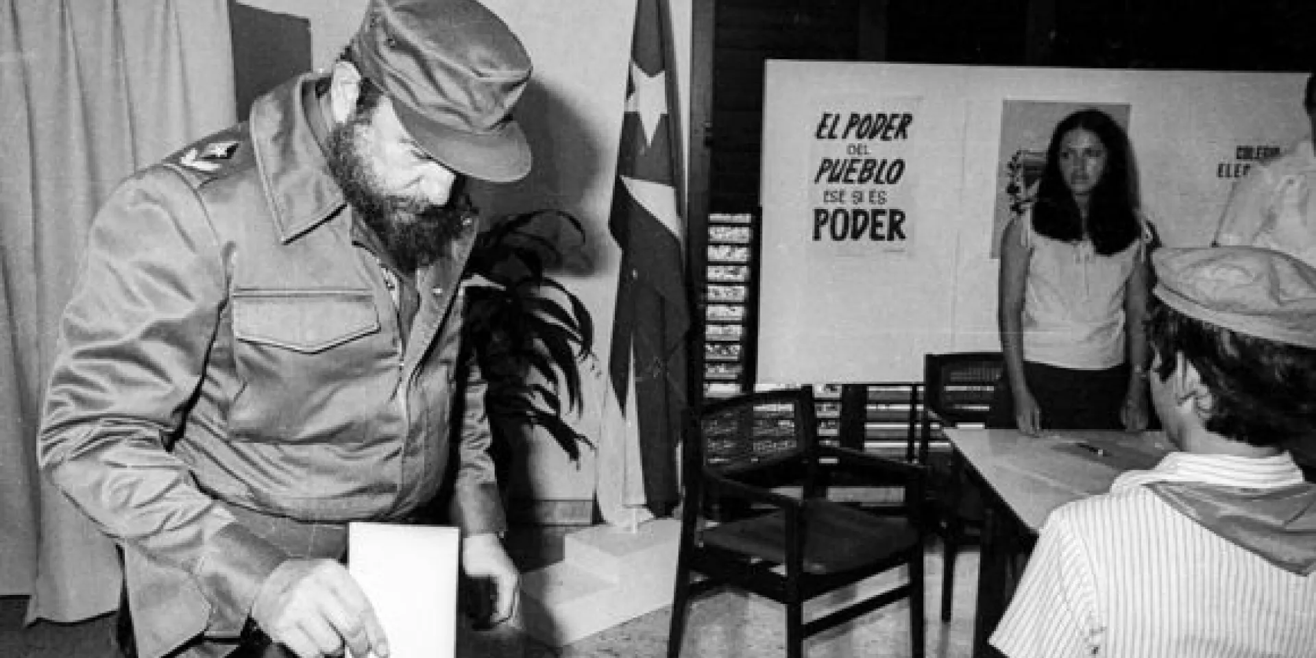 El Presidente Fidel Castro Ruz ejerce su derecho al voto en el colegio electoral No.76 de la circunscripción 13. La Habana, Cuba. Foto: Sitio Fidel Soldado de las Ideas