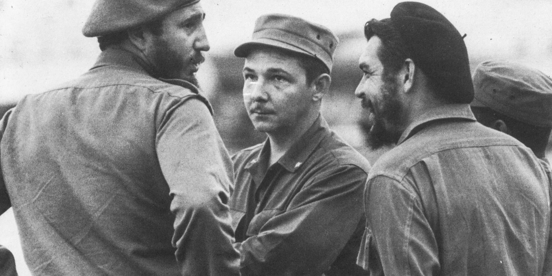 Fidel, el Che y Raúl en el Aeropuerto Internacional “José Martí”, en la despedida del Jefe de Estado Argelino y su delegación, 1963. Foto: Osvaldo Salas / Sitio Fidel Soldado de las Ideas.