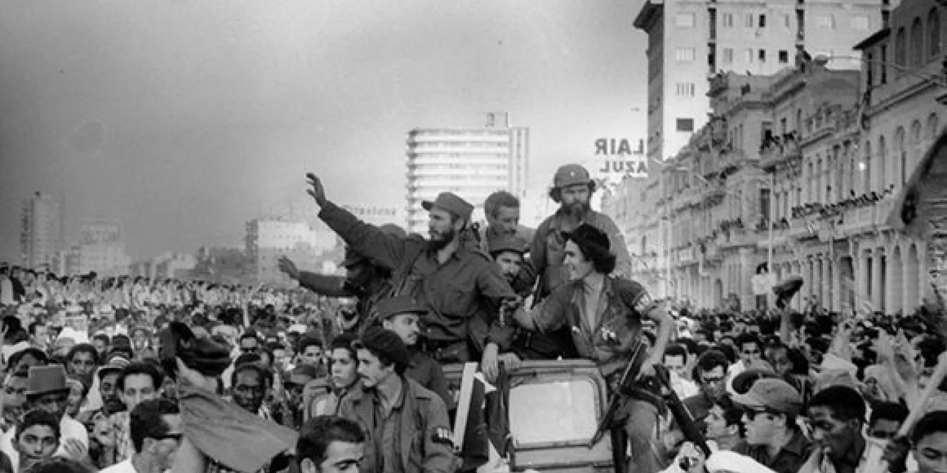 La Caravana pasó por el Malecón rumbo a La Rampa, Calle 23, y el río Almendare hacia su destino final, el campamento de Columbia. Foto: Perfecto Romero.
