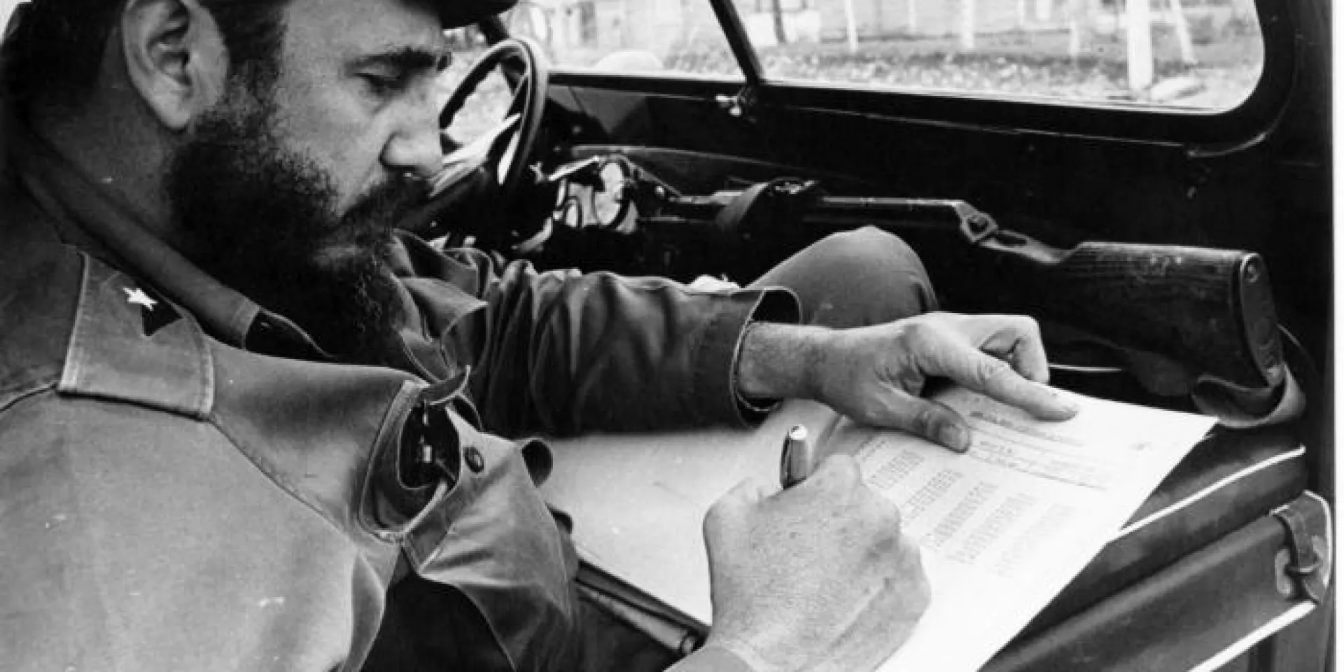 Incansable trabajador, el Comandante en Jefe Fidel Castro Ruz no desaprovechó ni un minuto en la obra de la Revolución. Foto tomada el 1ro. de febrero de 1970. Foto: Liborio Noval 