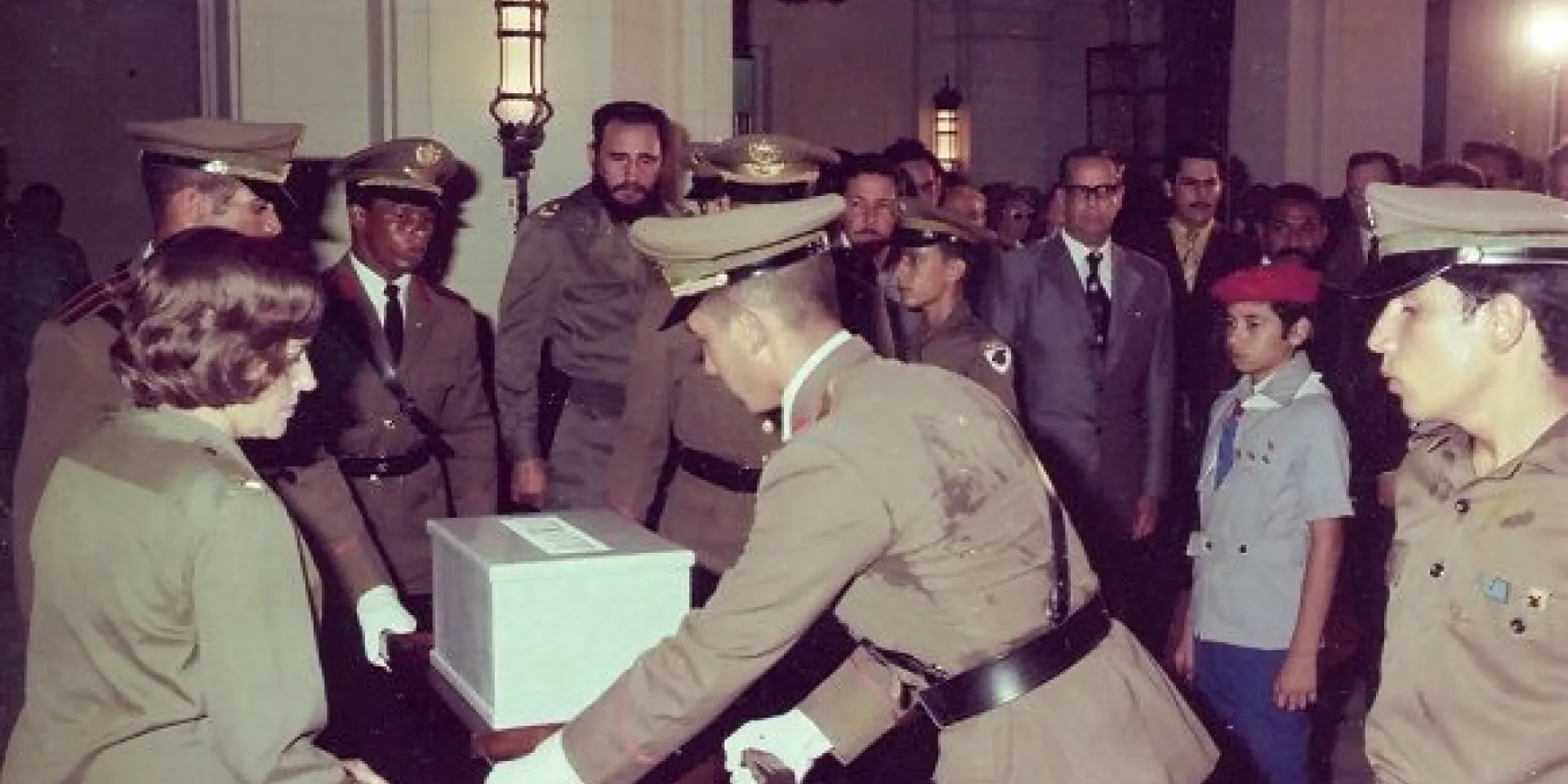 Fidel en el acto de entrega de las cenizas de Julio Antonio Mella, en el Aula Magna de la Universidad de La Habana, el 22 de agosto de 1975. Foto: Estudios Revolución/ Sitio Fidel Soldado de las Ideas.