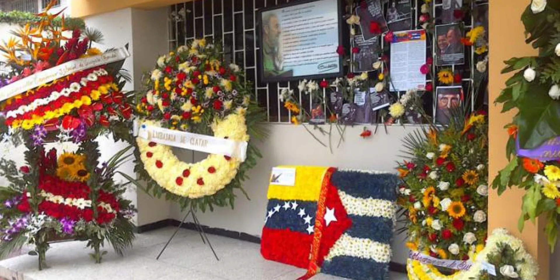 Flores en la Embajada de Cuba en Venezuela en homenaje a Fidel. Foto: del autor