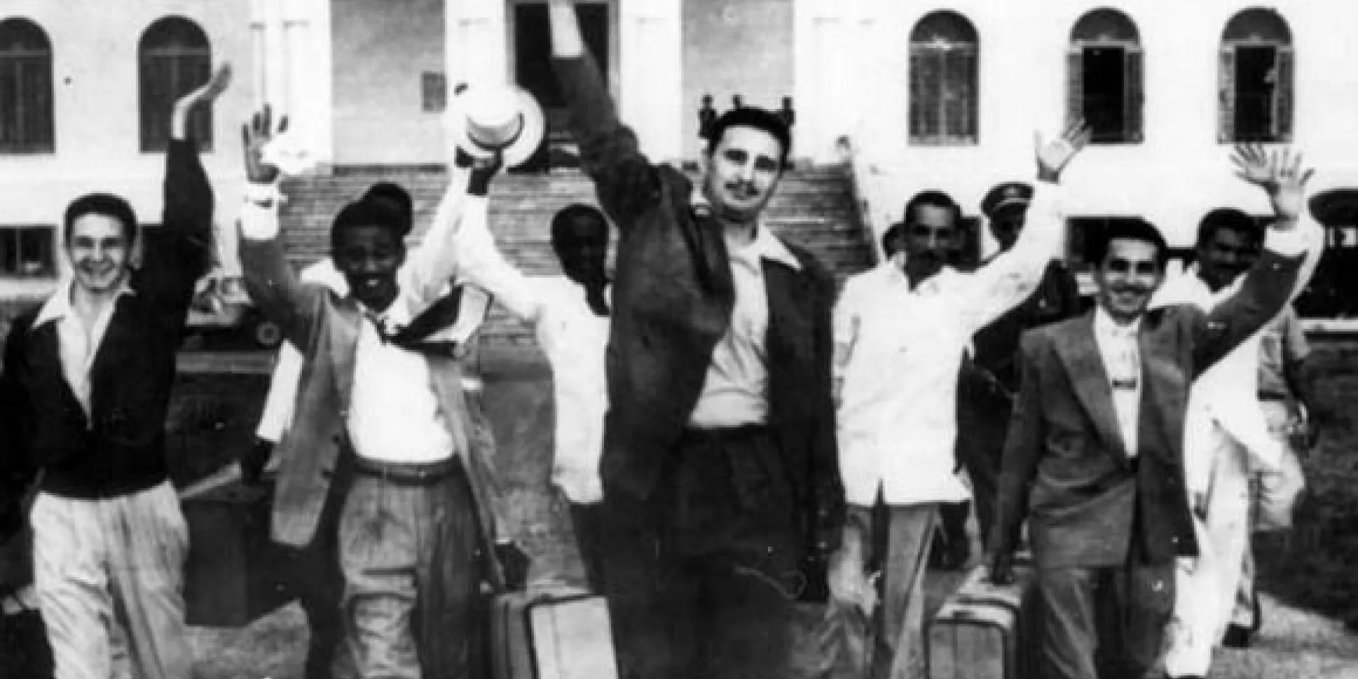 El 15 de mayo de 1955 salieron en libertad por amnistía del reclusorio nacional de Isla de Pinos, Fidel Castro y sus compañeros asaltantes a los cuarteles Moncada y Carlos Manuel de Céspedes en 1953. Menos de un mes después, el joven líder fundó en La Habana el Movimiento 26 de Julio