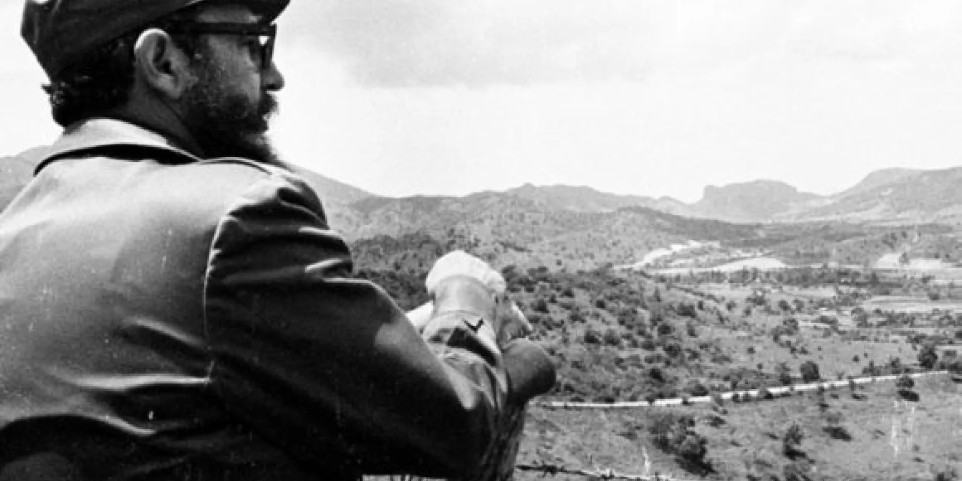 Fidel Castro observa el paisaje durante un recorrido por Caujerí en la oriental provincia de Guantánamo, 1 de julio de 1977. Foto: Liborio Noval / Sitio Fidel Soldado de las Ideas