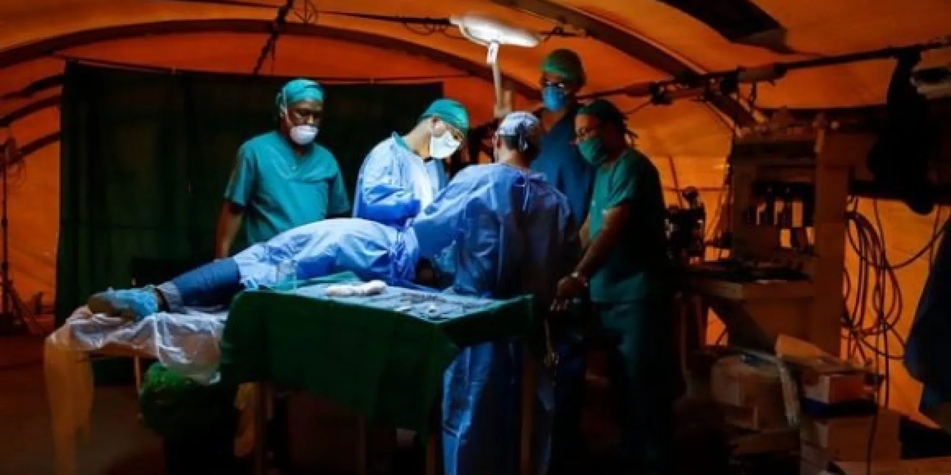 Integrantes del Contingente cubano de la salud Henry Reeve atienden al pueblo mozambicano, duramente golpeado por el pasado de un huracán, abril de 2019. Foto: Rafael Stedile