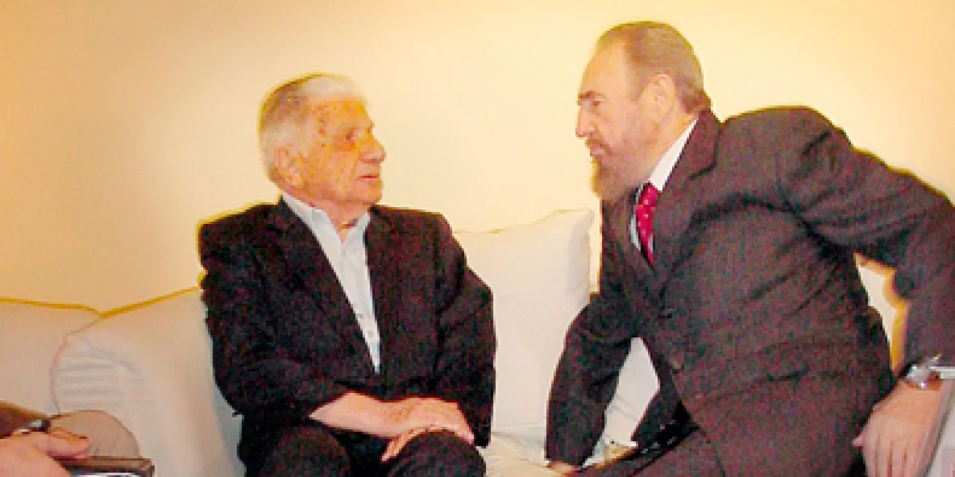 Como dos amigos que se reencuentran: así conversaron Fidel y Augusto Roa Bastos, en la intimidad del apartamento del escritor en Asunción, Paraguay. Foto: Juvenal Balán