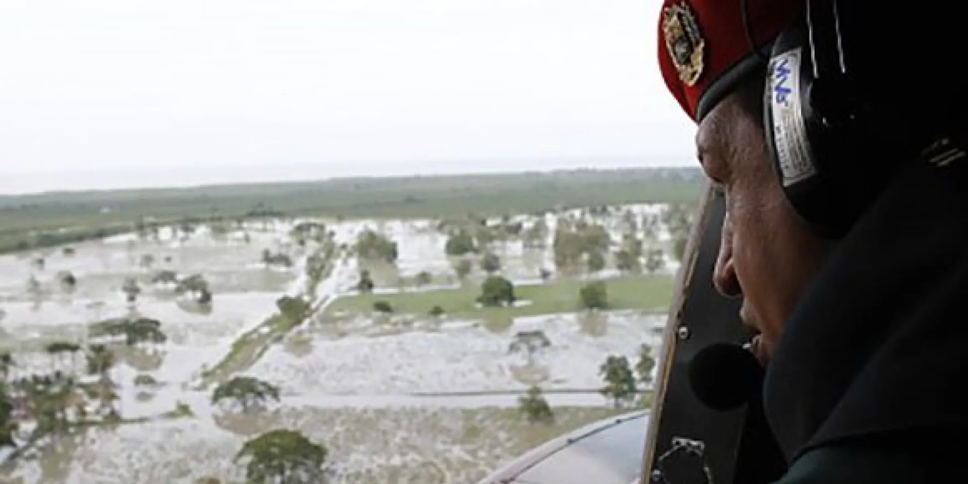 Chávez recorre zonas afectadas por inundaciones.