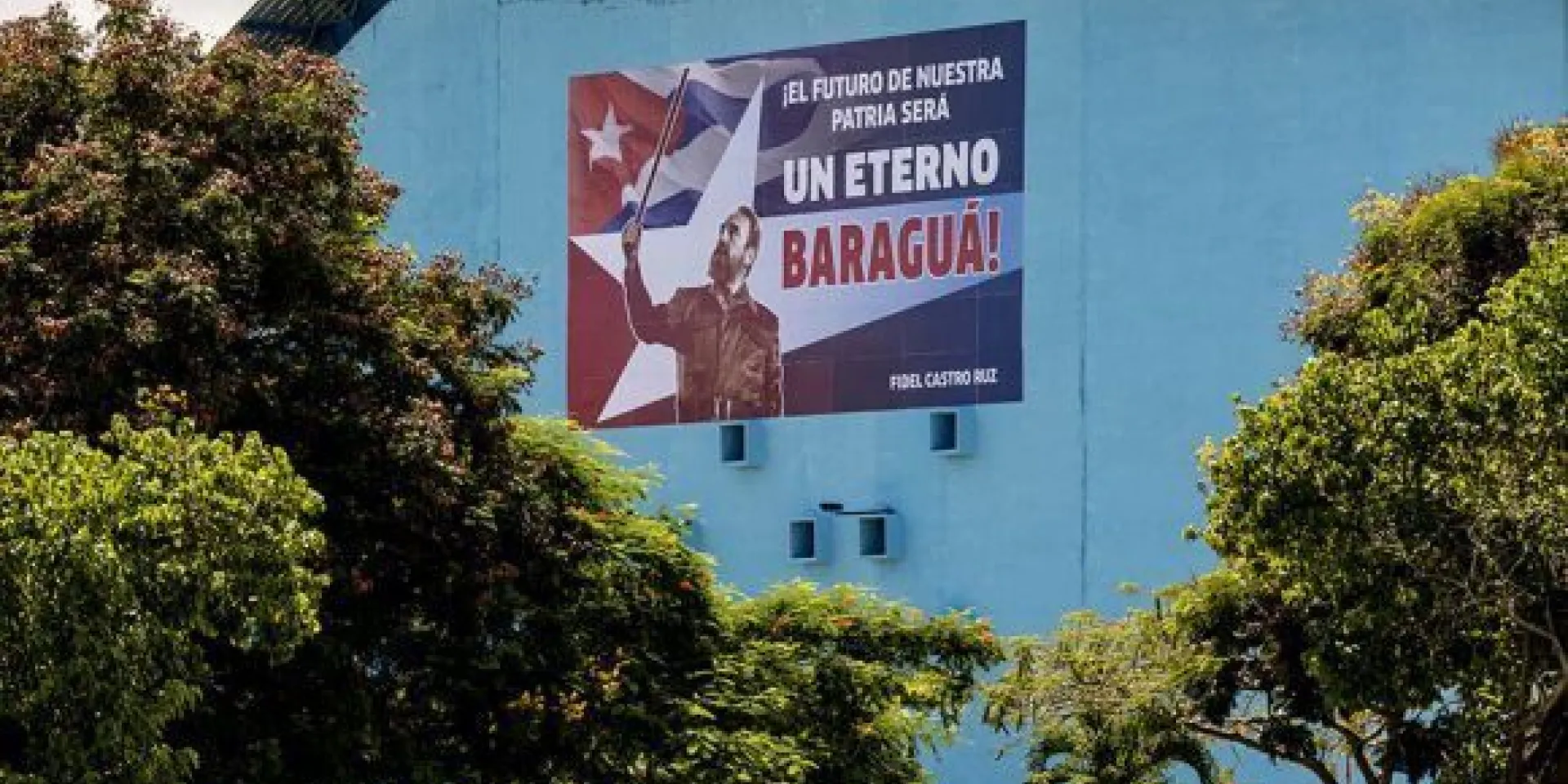 La imagen del Comandante con la réplica del machete de Maceo reproducida en el complejo de piscinas Baraguá, de La Habana. Foto: Ismael Francisco/ Cubadebate.