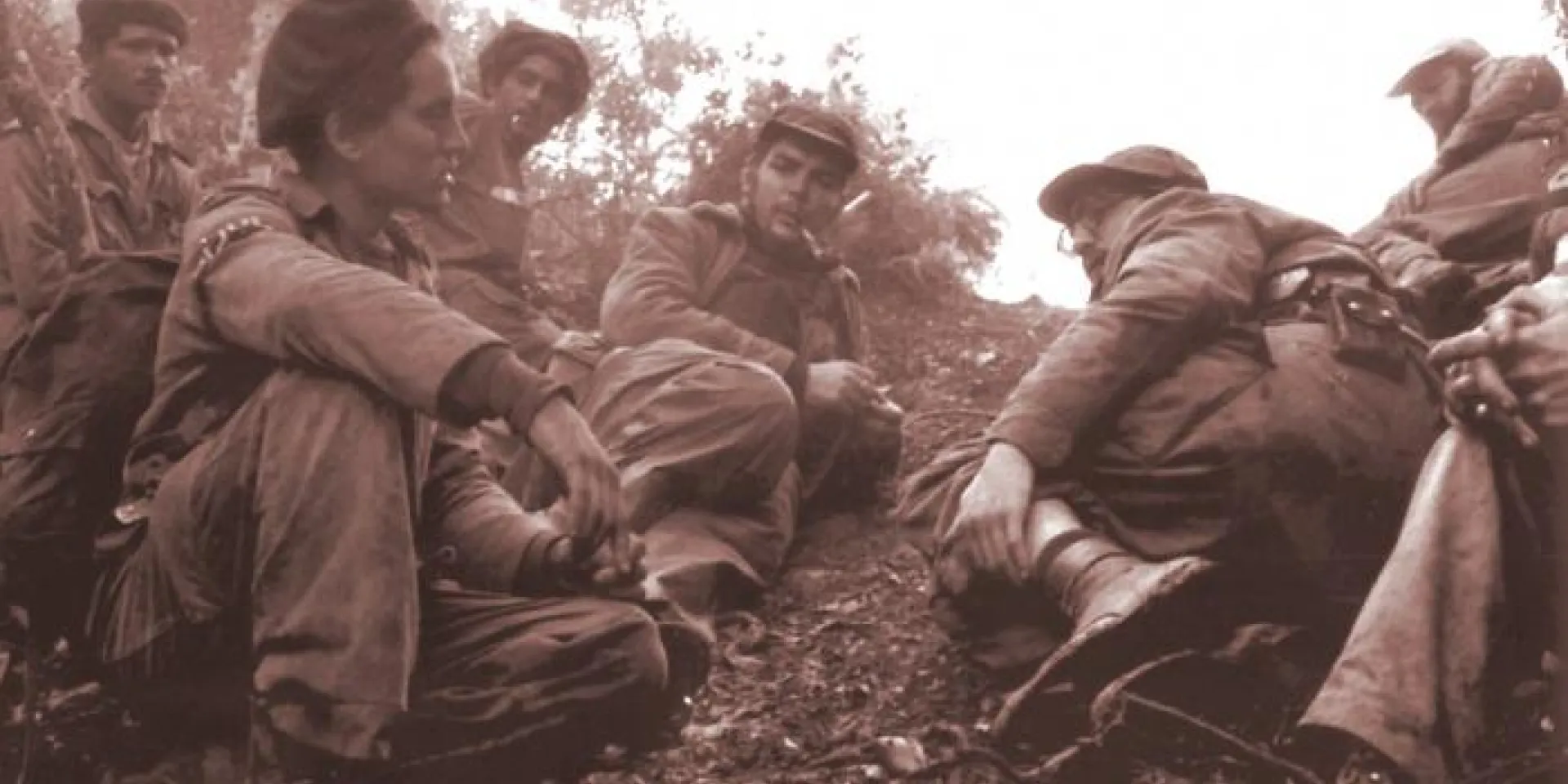 Momentos previos al inicio del segundo combate de Pino del Agua, que se produjo en febrero de 1958. Foto: Enrique Meneses