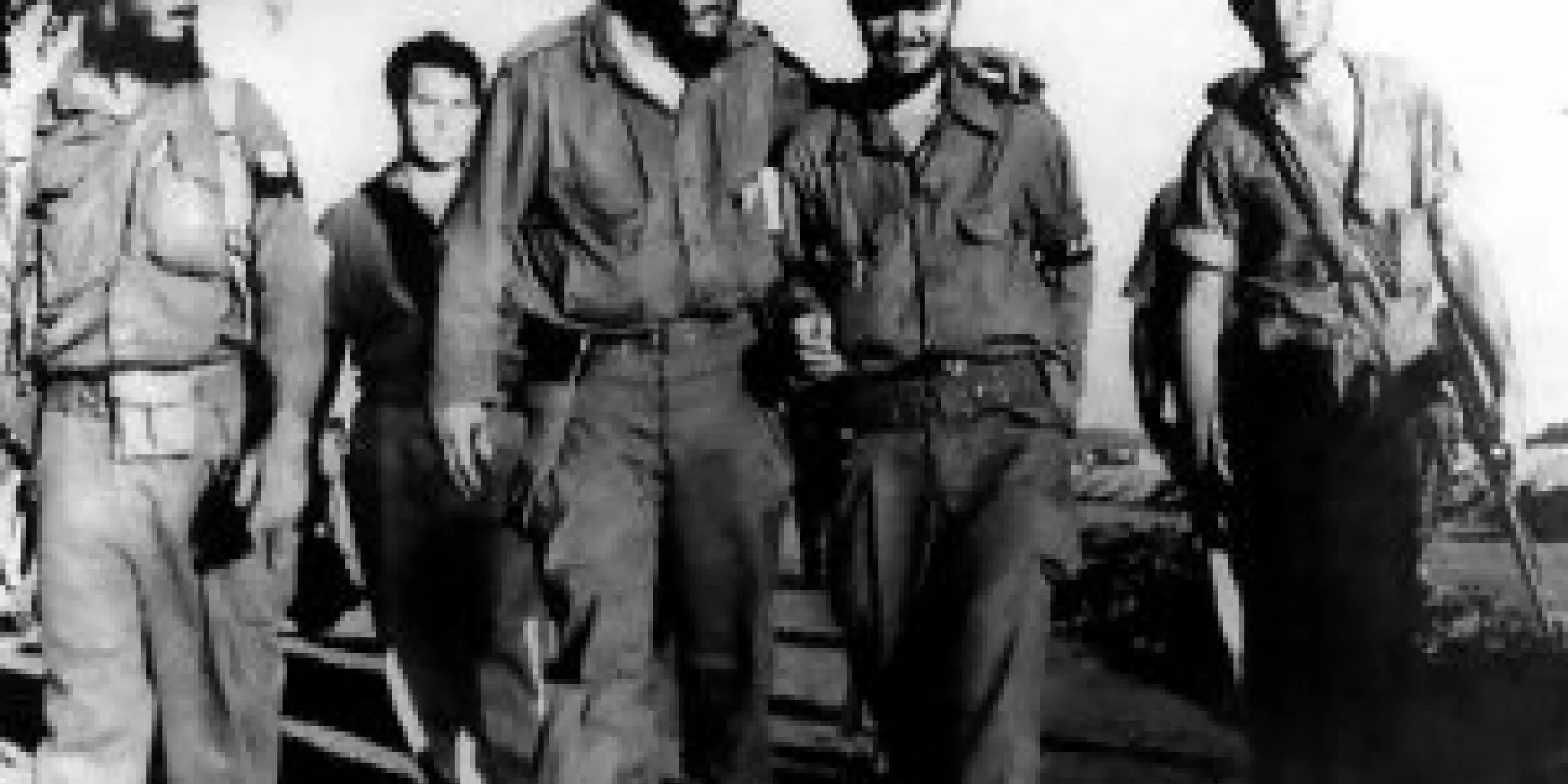 El Comandante en Jefe Fidel Castro Ruz y el comandante Delio Gómez Ochoa, al centro, en el Instituto Tecnológico Calixto García, cuartel del Ejército Rebelde en Holguín, 3 de enero de 1959