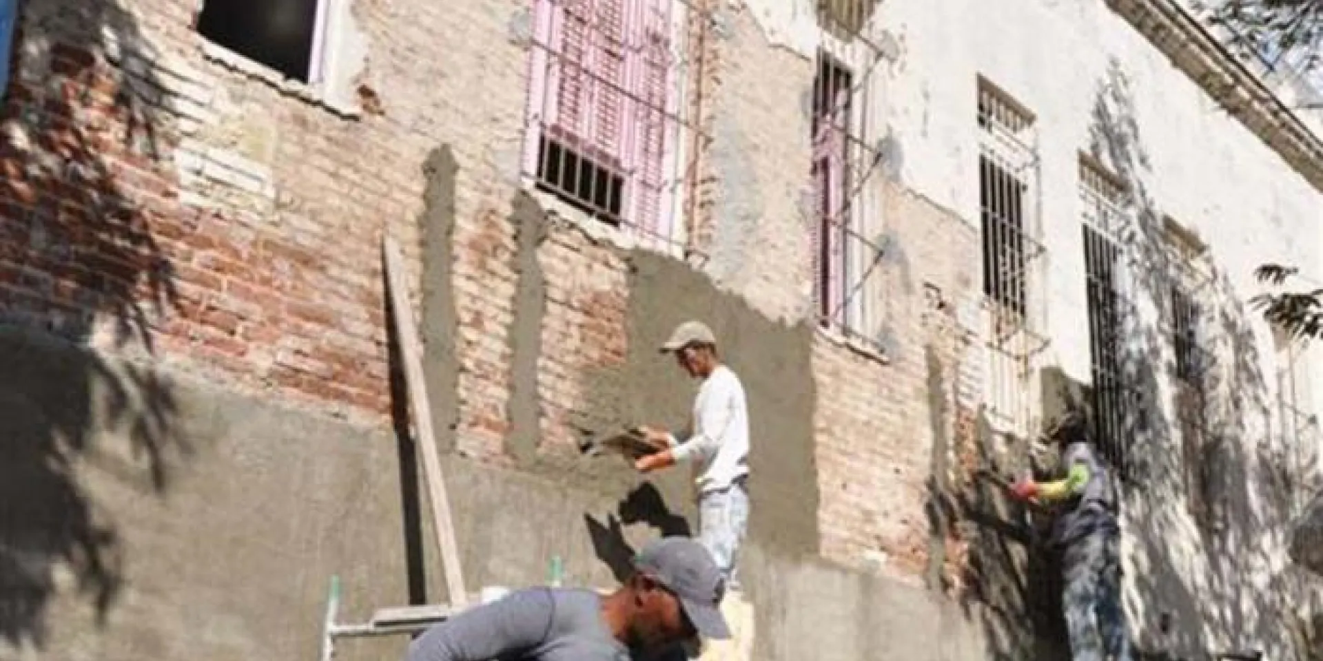 Constructores trabajan en la reparación de un hogar municipal de ancianos