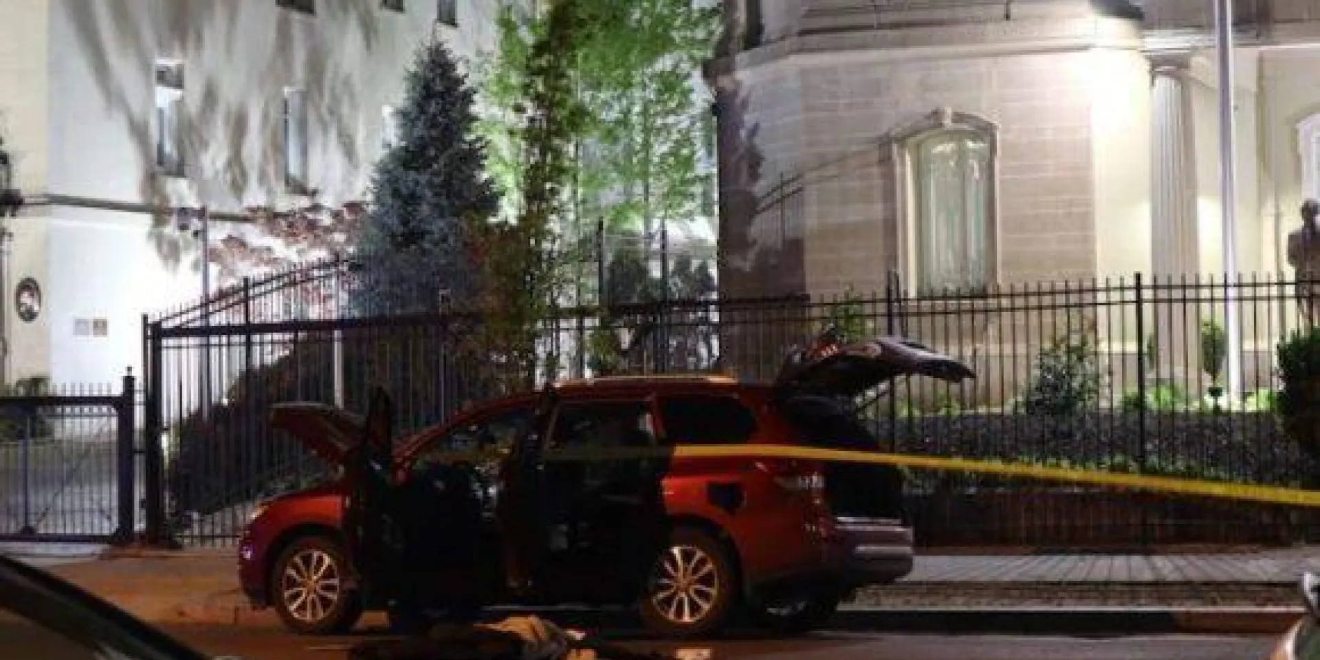 Ein Fahrzeug, das nach Angaben der Polizei mit der Tat in Verbindung steht, bleibt vor dem diplomatischen Hauptquartier geparkt. Photo: The Washington Post Photo: Granma