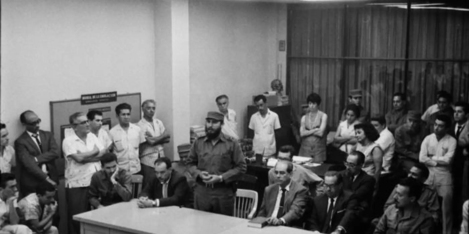 Fidel, zusammen mit den Mitgliedern des gerade gegründeten Zentralkomitees der Kommunistischen Partei Kubas beim Besuch der Redaktion der Zeitung „Hoy“, wo zu diesem Zeitpunkt, am 3. Oktober 1965, die erste Ausgabe publiziert wurde. Am Tisch von links nach rechts, Ramiro Valdés, Isidoro Malmierca, Fidel Castro, Blas Roca, Osvaldo Dorticós und Faure Chomón. Dahinter stehen Juan Almeida, Carlos Rafael Rodríguez, Armando Hart und Guillermo García. Foto: Luis González