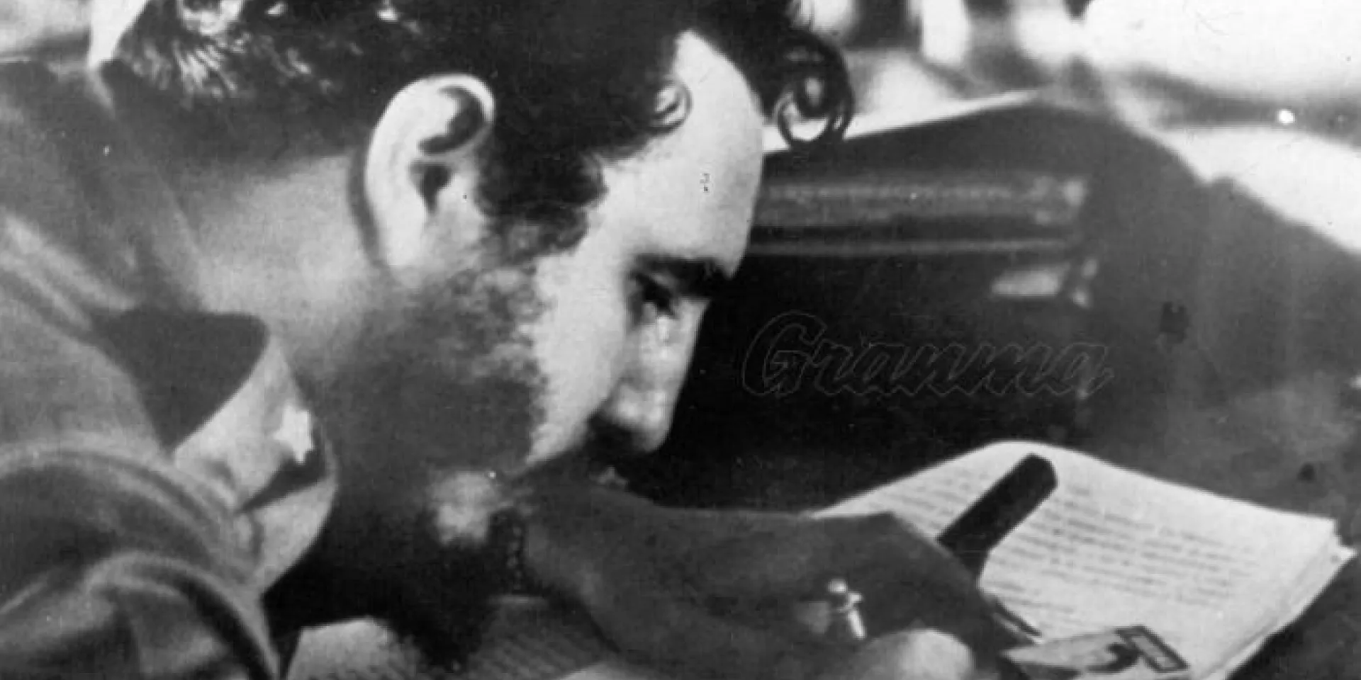 Fidel che firma la Legge di Riforma Agraria il 17 maggio del 1959. Photo: Archiv