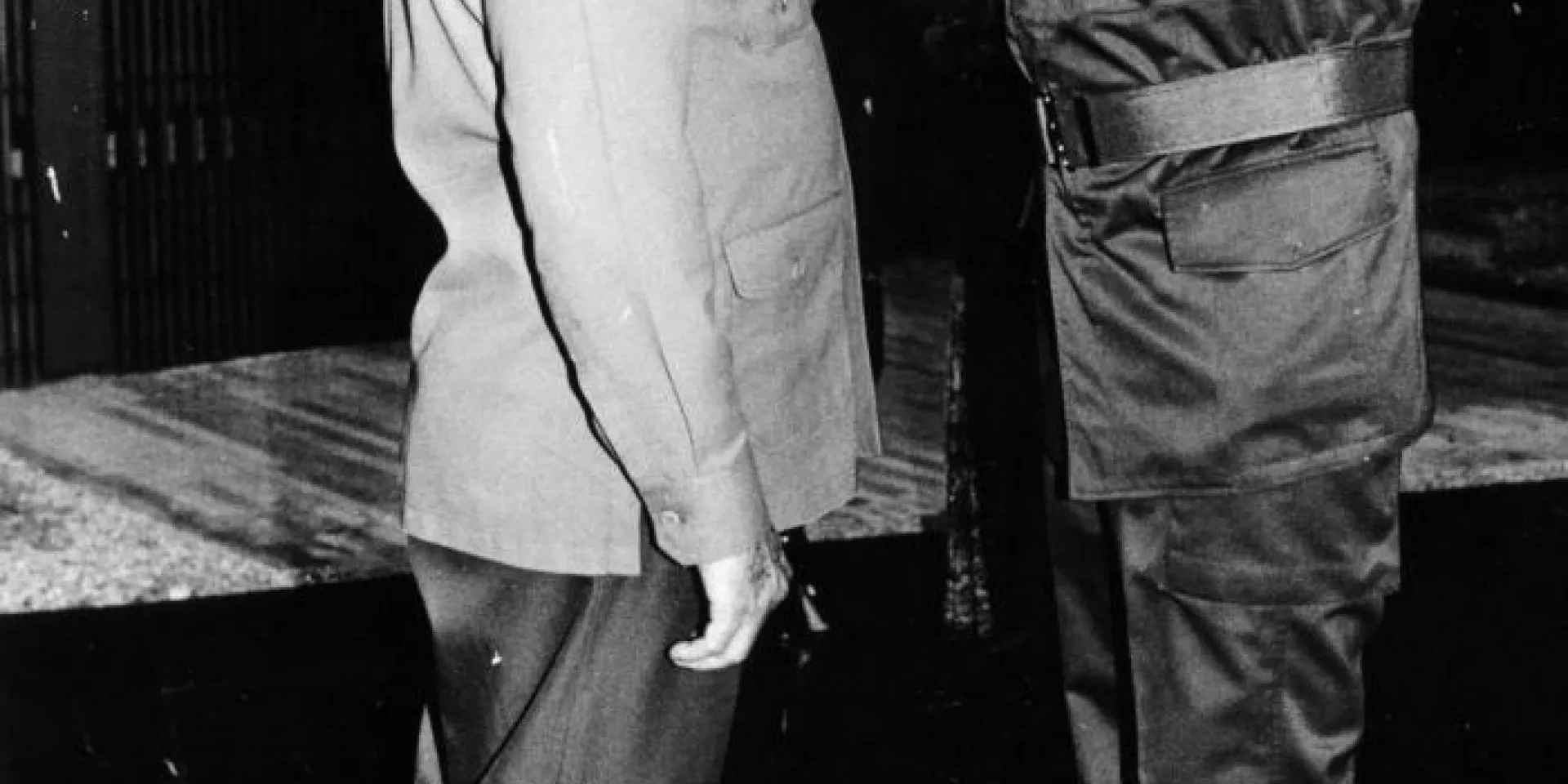 Quando si compirono 40 anni dalla nomina di Raúl a Comandante dell’ Esercito Ribelle, il 27 febbraio del 1998, il Comandante in Capo Fidel Castro gli impose il titolo onorifico di Eroe della Repubblica di Cuba e l’Ordine Massimo Gómez, di Primo Grado, al Generale d’Esercito. Photo: Estudios Revolución