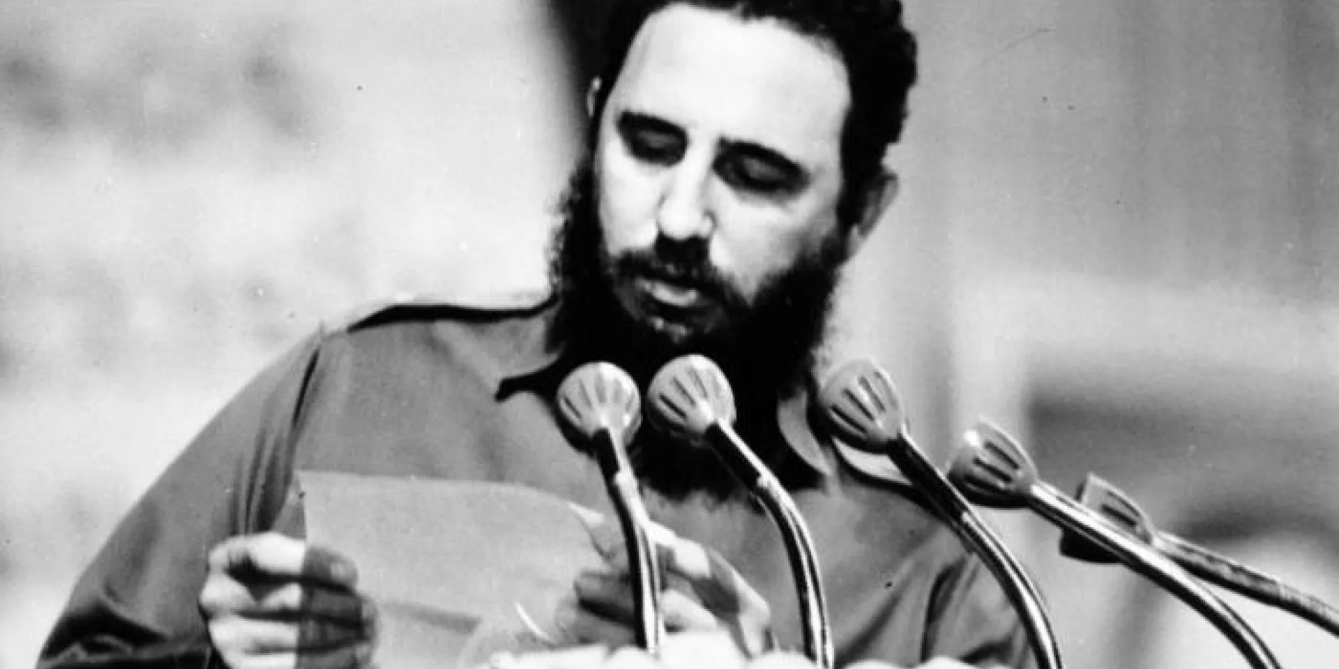 Fidel reads Che's farewell letter, during the presentation of the Communist Party of Cuba’s first Central Committee and the establishment of the newspaper Granma. Photo: Granma Archives