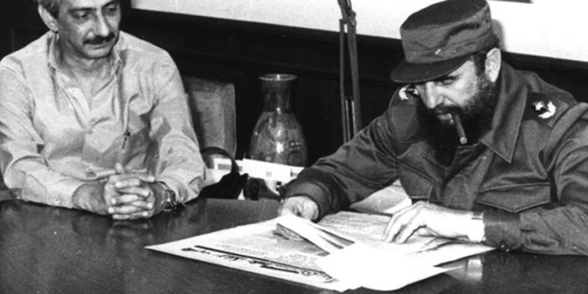 Fidel en la dirección del periódico Granma en 1981, junto a su director de entonces, Jorge Enrique Mendoza. Foto: Mario Ferrer
