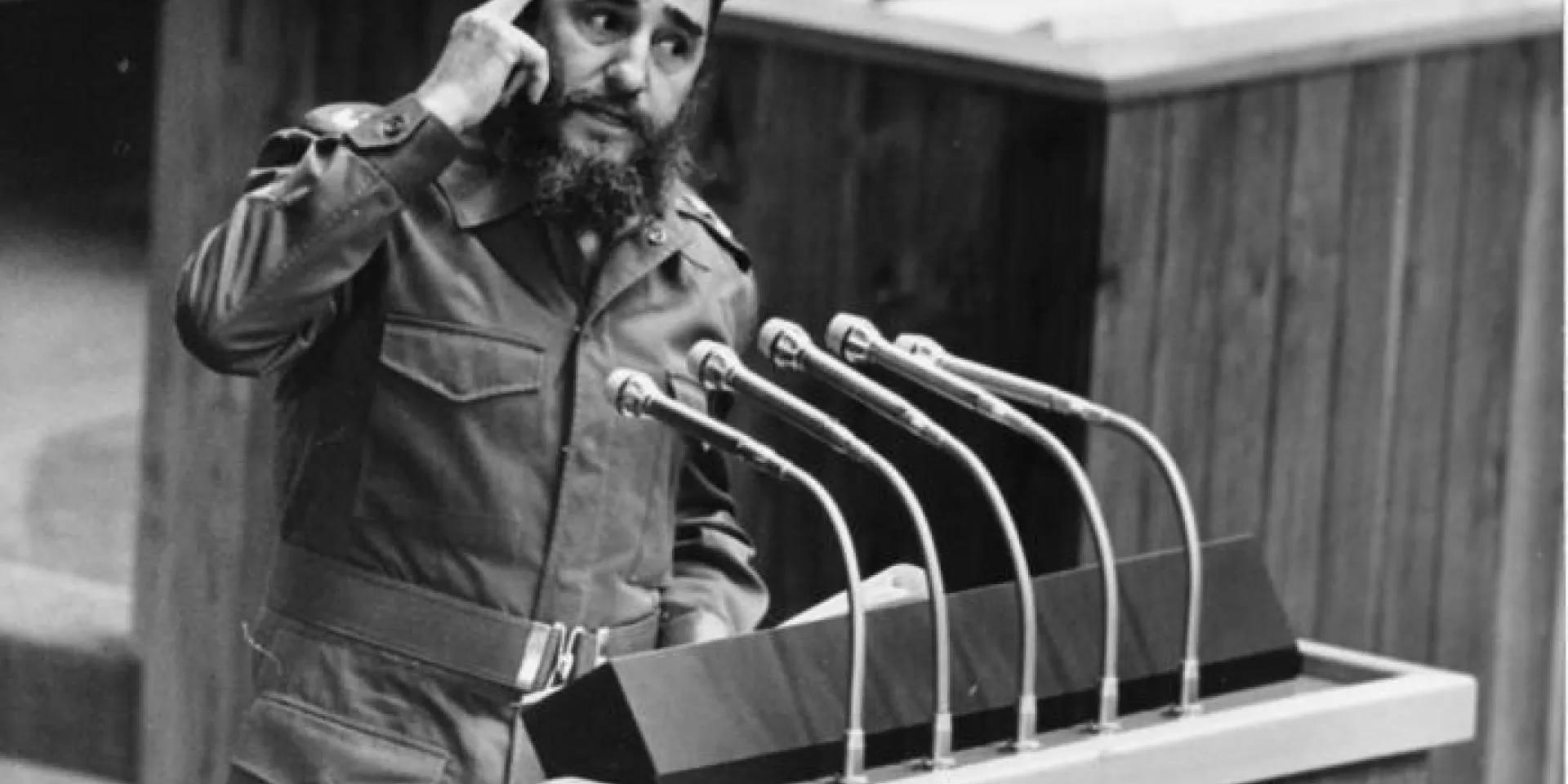 Fidel Castro interviene en la VI Cumbre de Paises no Alineados.