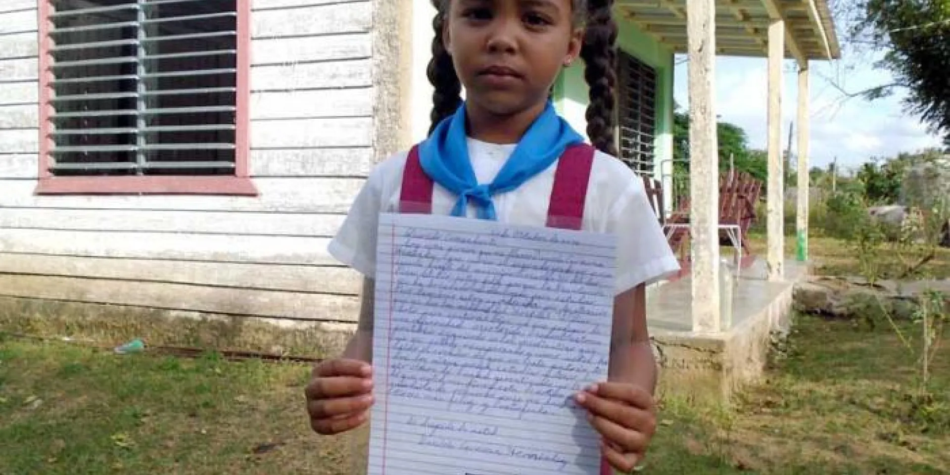 Daniela guarda con cariño la carta con la dedicatoria de Fidel