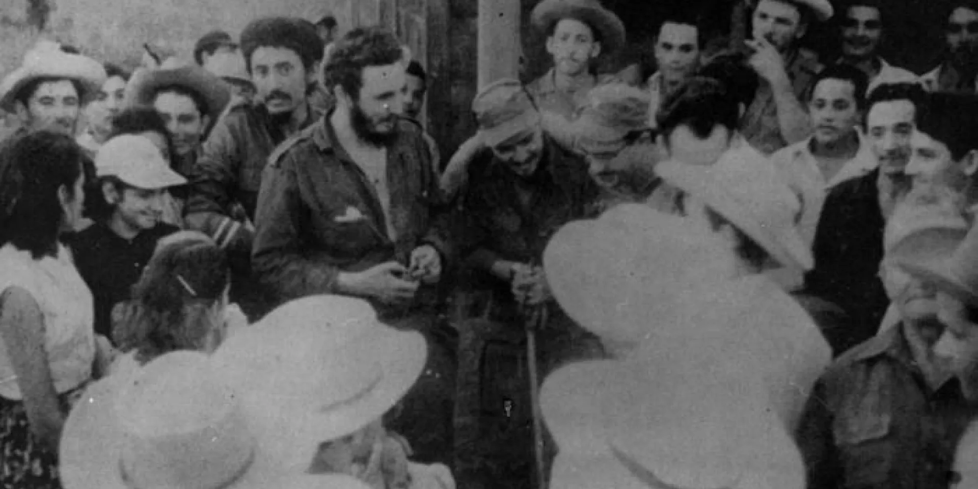 Fidel junto a un grupo de campesinos en la Sierra Maestra. Foto: Archivo