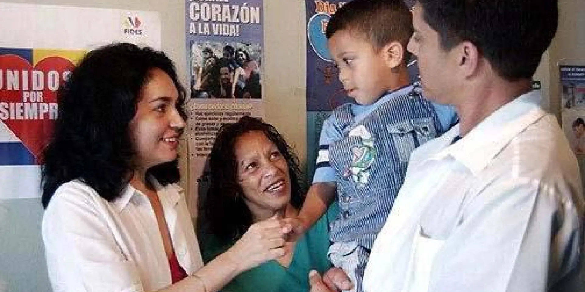 Colaboradores cubanos de la salud han llevado a tierras bolivarianas, durante años, todo su amor y su entrega. Foto: Archivo de Granma