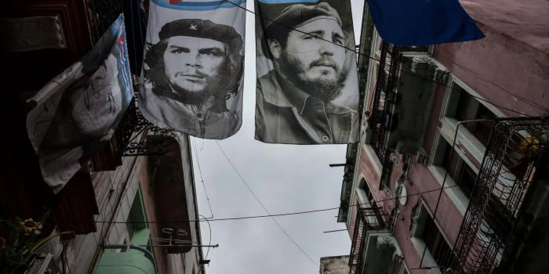 Fidel empina su voz, con la misma nitidez de otro 1ro.,de Mayo: «adelante, vencedores de la muerte, que esta humanidad tiene ansias de justicia». Foto: Ariel Cecilio Lemus