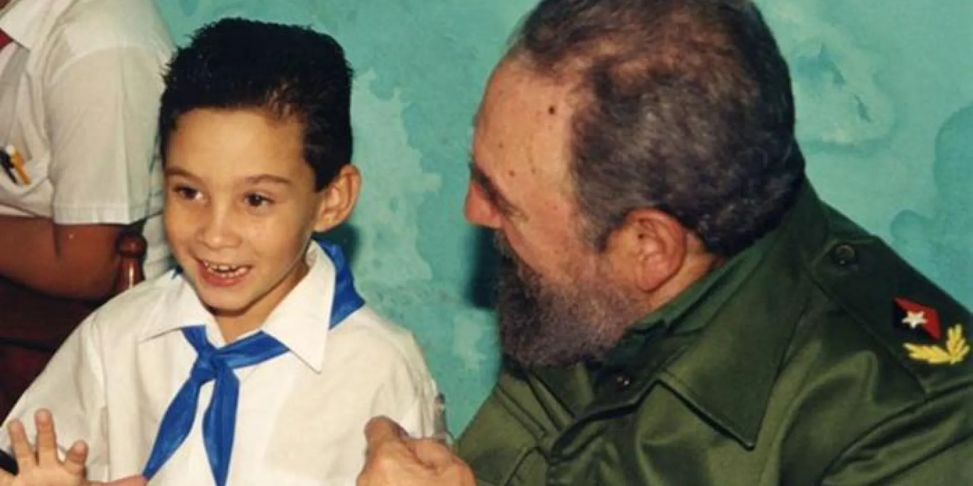 «Para Elián, el mejor libro que se ha escrito para un niño…», así comenzó Fidel la dedicatoria del ejemplar de La edad de oro que le regalara, el 14 de julio del año 2000, en el primer encuentro que sostuvieran hace 20 años, después de la larga batalla por el regreso del pequeño a su Patria. Foto: Archivo de Granma