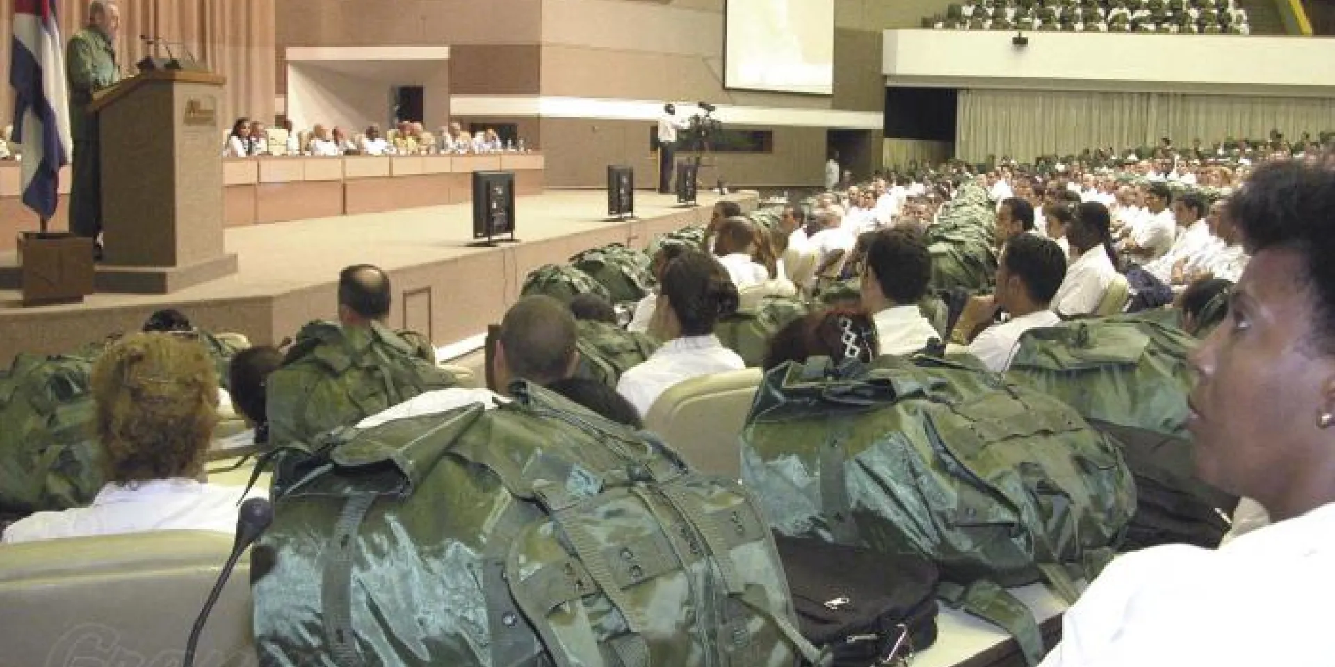 Fidel habla a los 1 586 médicos fundadores del Contingente Henry Reeve. Foto: Ricardo López Hevia