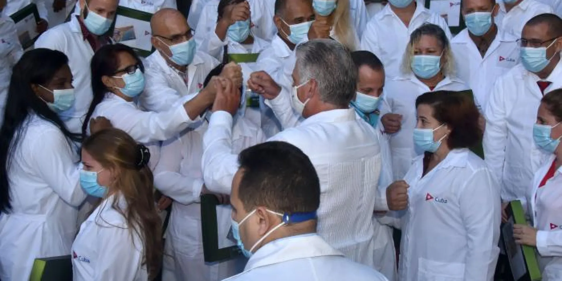 El Presidente de la República, Miguel Díaz-Canel Bermúdez, resaltó el cumplimiento exitoso de las misiones protagonizadas por los profesionales de la Salud Pública cubana en Kuwait y en Togo durante el enfrentamiento al nuevo coronavirus en esos países Foto: Estudios Revolución