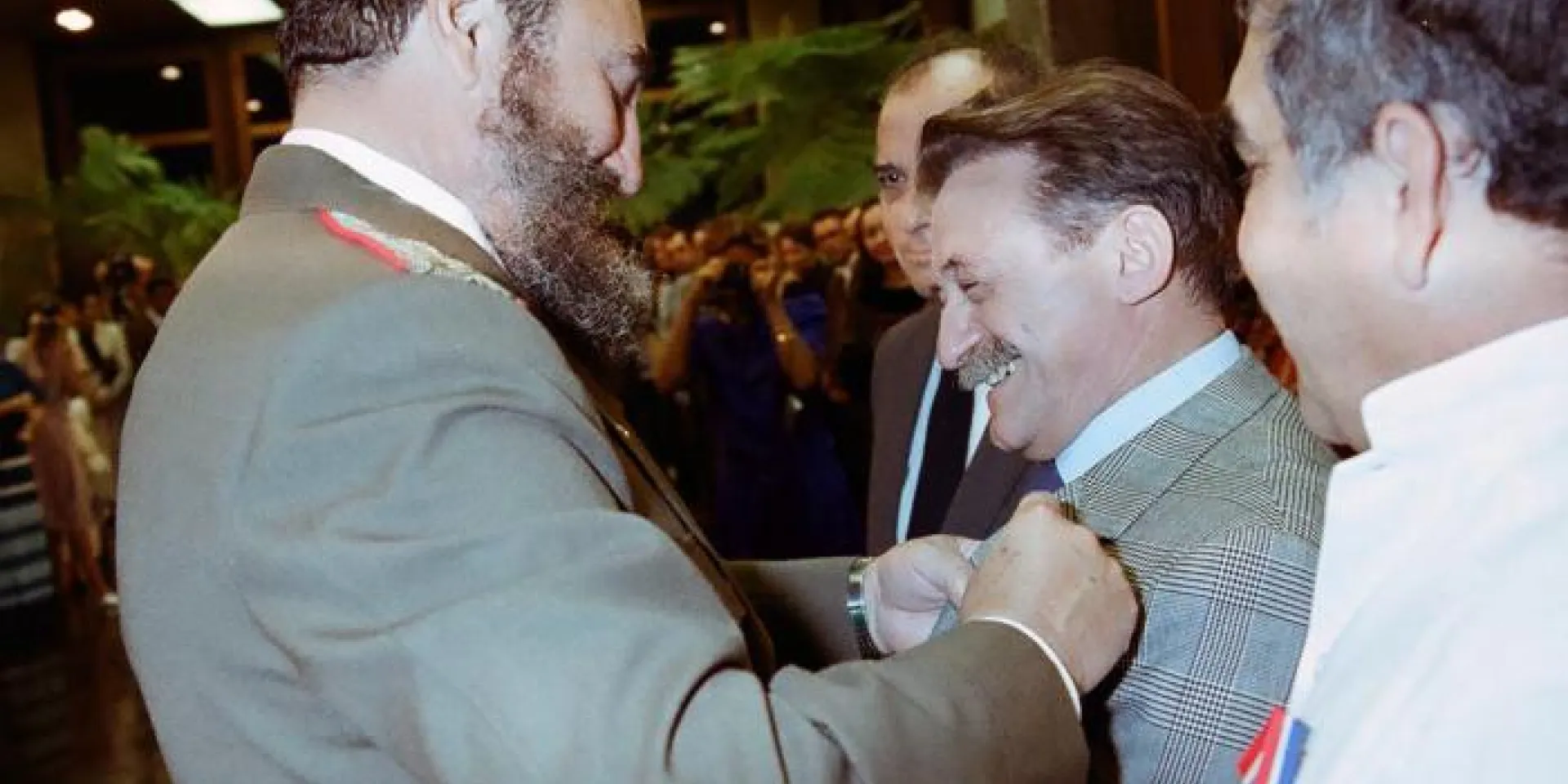 Fidel impone a Benedetti la Orden Félix Varela de Primer Grado, en 1982. Foto: Jorge Oller