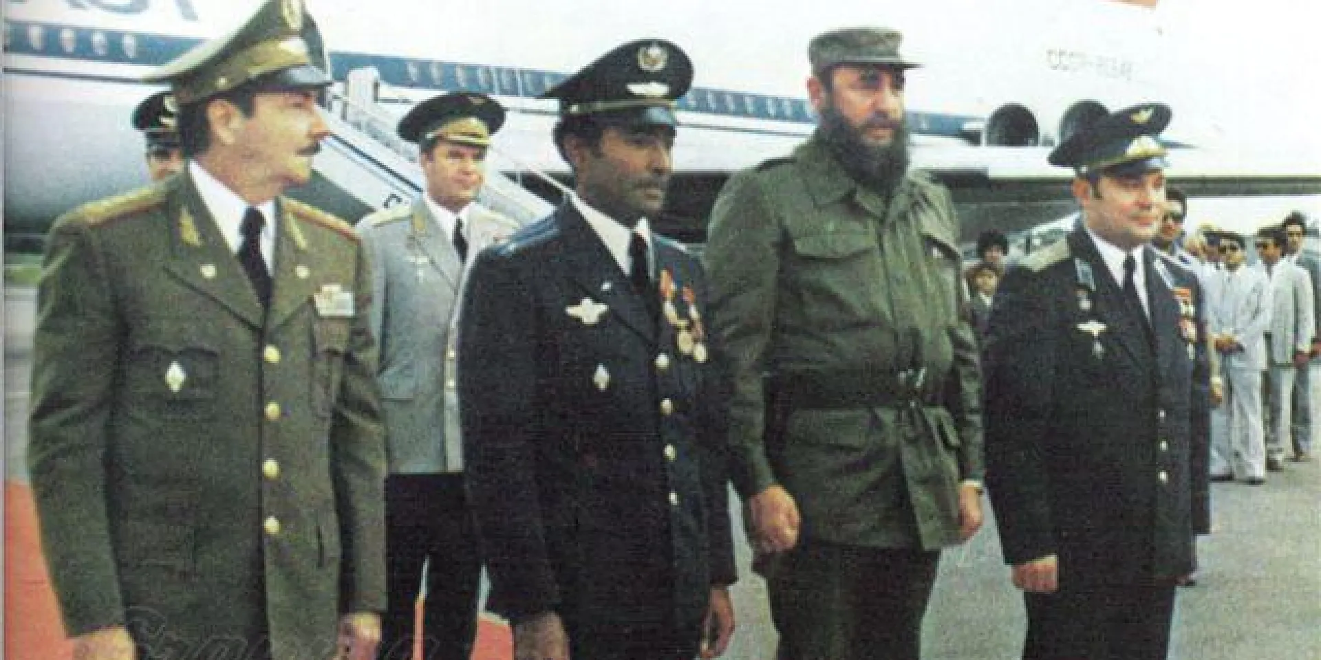 Fidel y Raúl reciben con honores a los cosmonautas Yuri Romanenko y Arnaldo Tamayo Méndez, el primer latinoamericano en llegar al espacio, un día como hoy, hace 40 años. Foto: Archivo de Granma