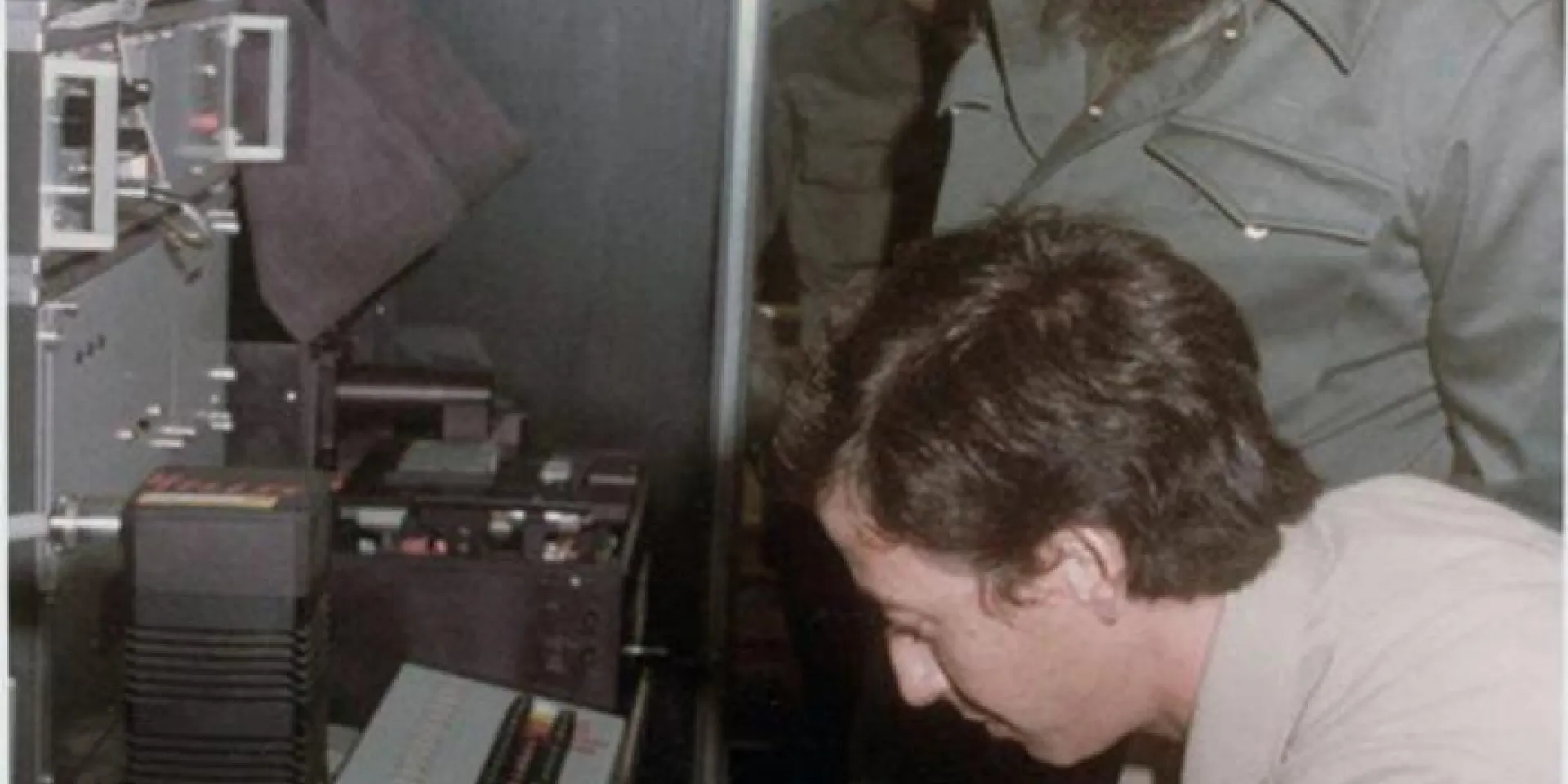 Fidel indaga sobre el Sistema Ultramicroanalítico (SUMA), tecnología cubana para el diagnóstico de varias enfermedades. Foto: Archivo de Granma