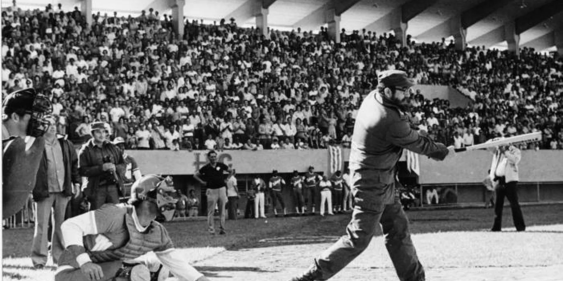 Fidel en la inauguraciòn del Estadio Victoria de Giròn, Matanzas. Foto:Ernesto Calderìn, 20 de febrero de 1977. Actividades Diversas 1977. El Comandante en la inauguración del estadio Victoria de Girón, de Matanzas. Foto: Ernesto Calderín