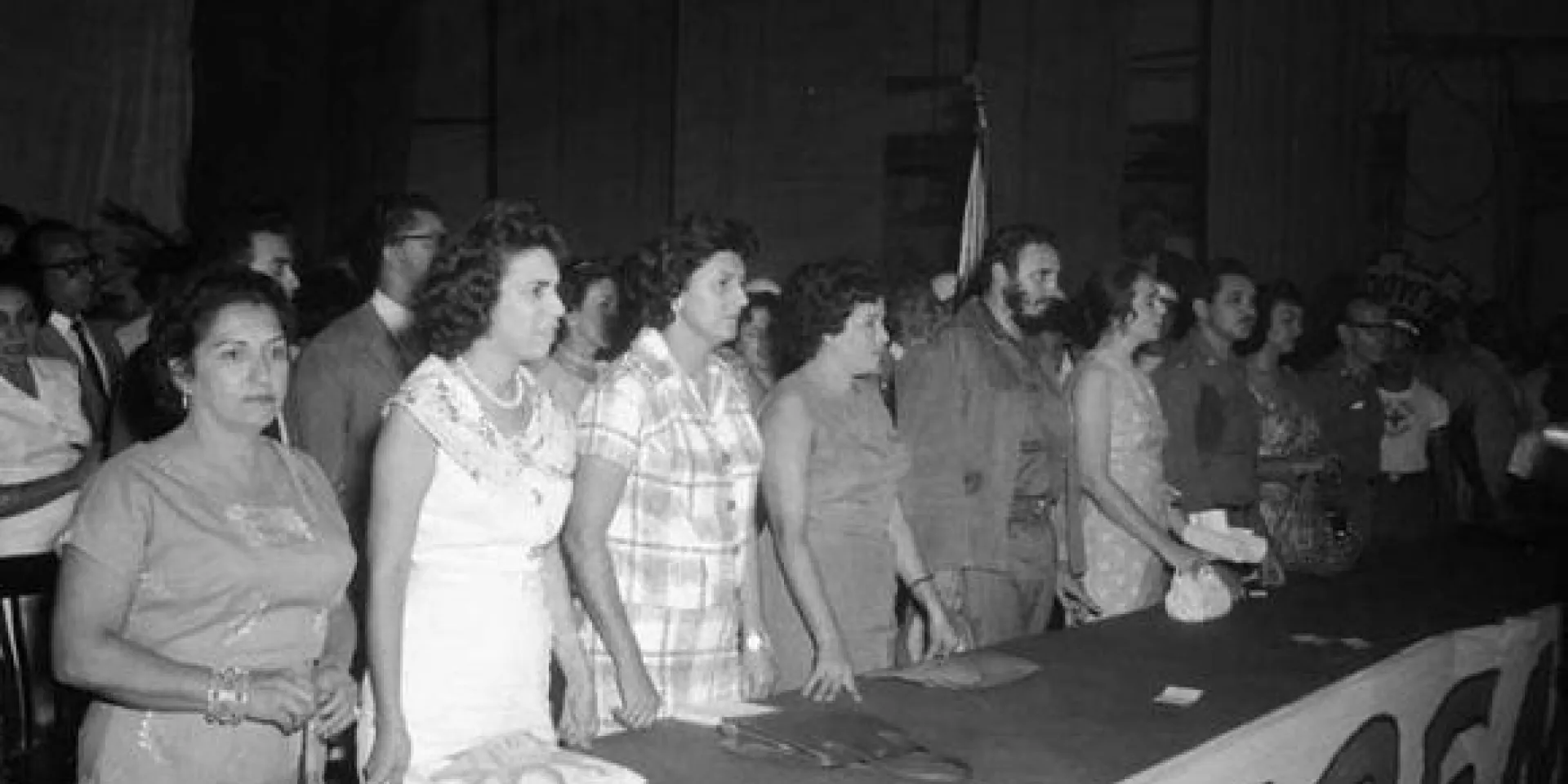 Fidel Castro junto a Vilma Espín y Gilberto Cervantes, presidente de la Cruz Roja Cubana, en el acto de fundación de la Federación de Mujeres Cubanas (FMC) en el teatro Lázaro Peña en La Habana, 23 de agosto de 1960. Foto: Tirso Martínez