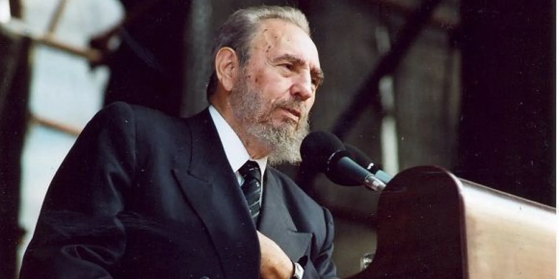 Fidel Castro interviene en la sesión plenaria de la Conferencia Mundial contra el racismo, la discriminación racial, la xenofobia y las formas conexas de intolerancia, en Durban, Sudáfrica, 1 de septiembre de 2001. Foto: Estudios Revolución/ Sitio Fidel Soldado de las Ideas.