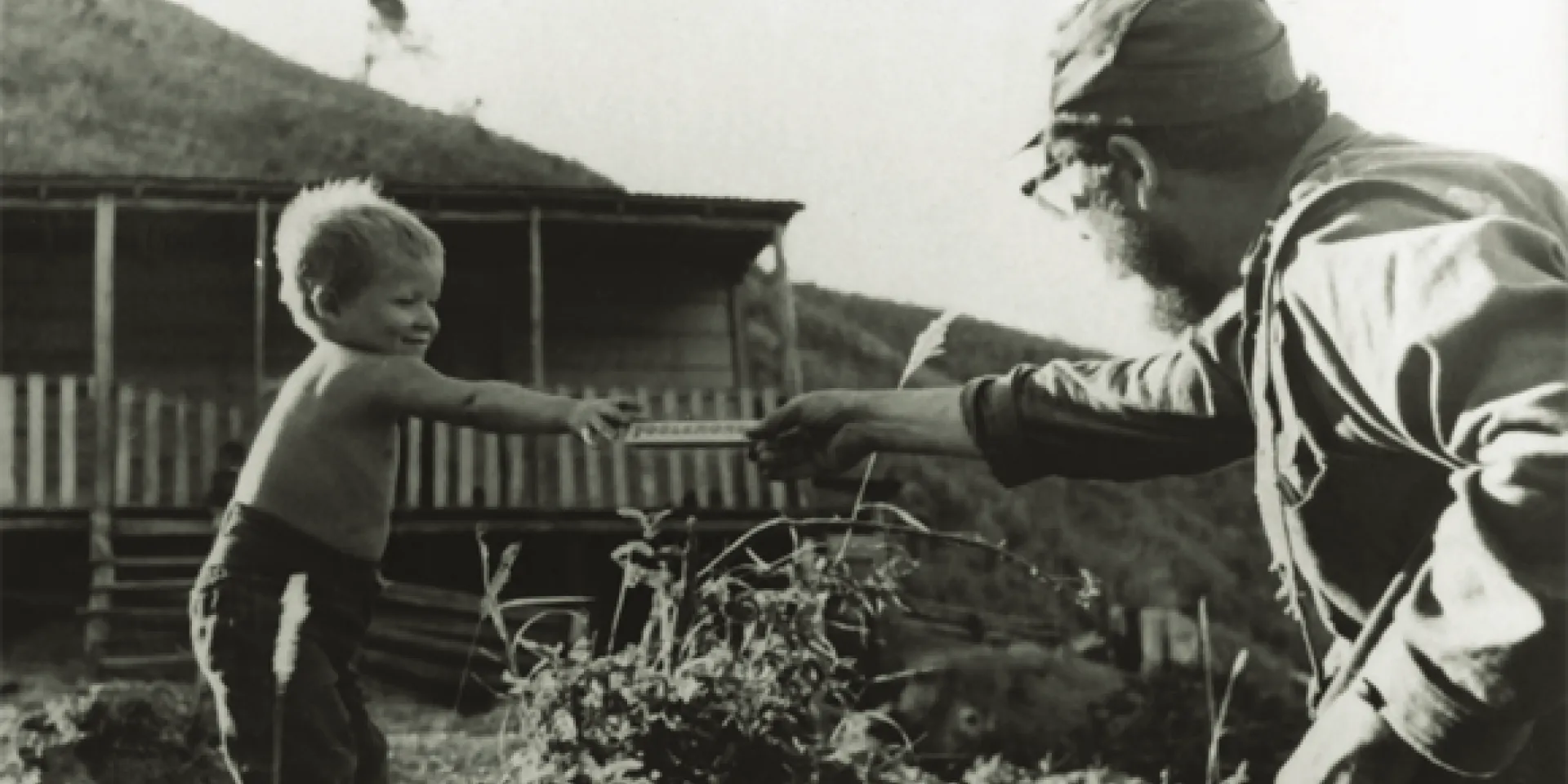 Fidel le ofrece una barra de chocolate a hijo de campesinos en la Sierra Maestra, 1958. Fuente: Oficina de Asuntos Históricos