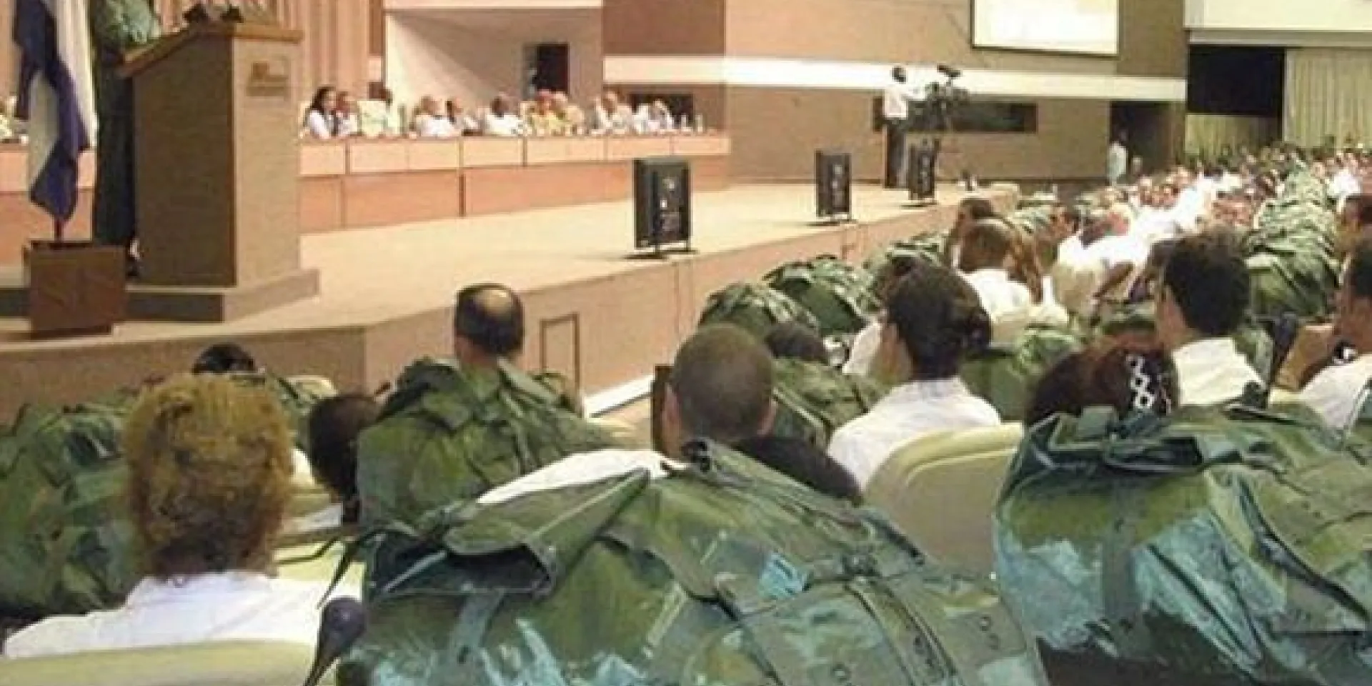 Fidel habla el 19 de septiembre del 2005 a los 1 586 médicos fundadores del Contingente Henry Reeve. Foto: Ricardo López Hevia.