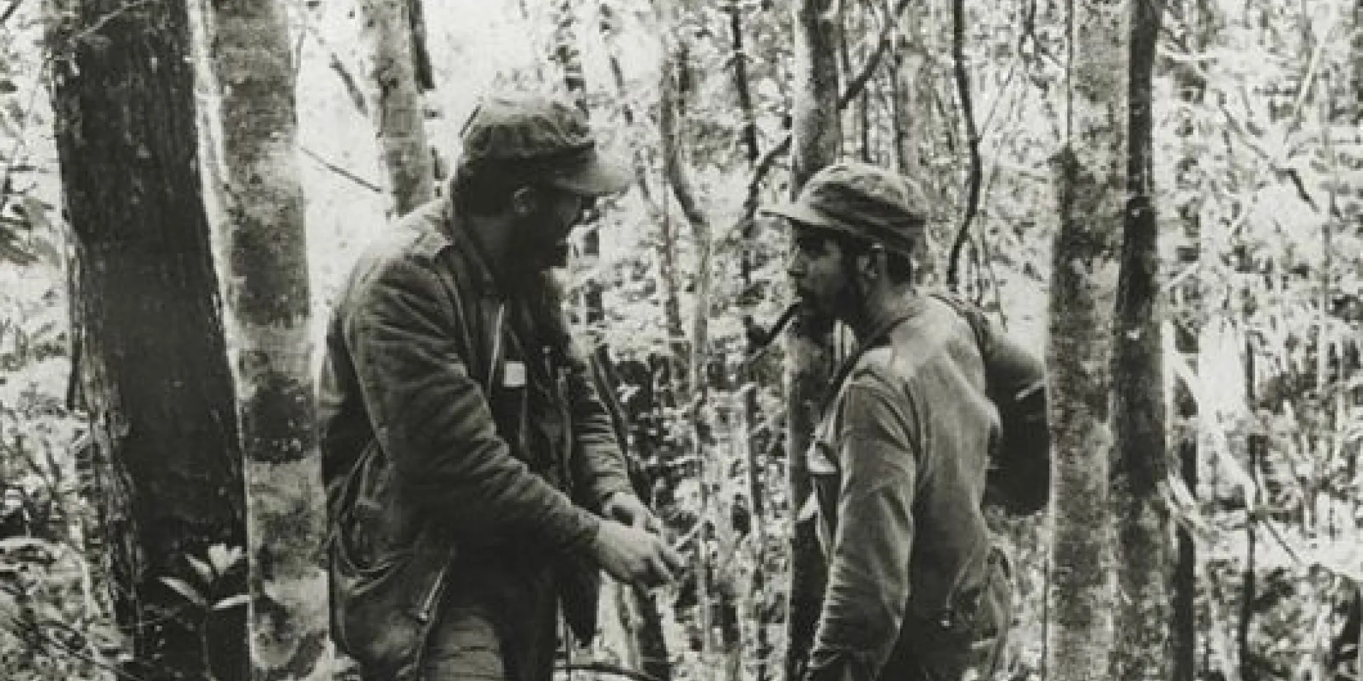 Fidel y el Che durante la guerra revolucionaria en la Sierra Maestra, 1957. Foto: Oficina de Asuntos Históricos del Consejo de Estado/ “Fidel Soldado de las Ideas”.