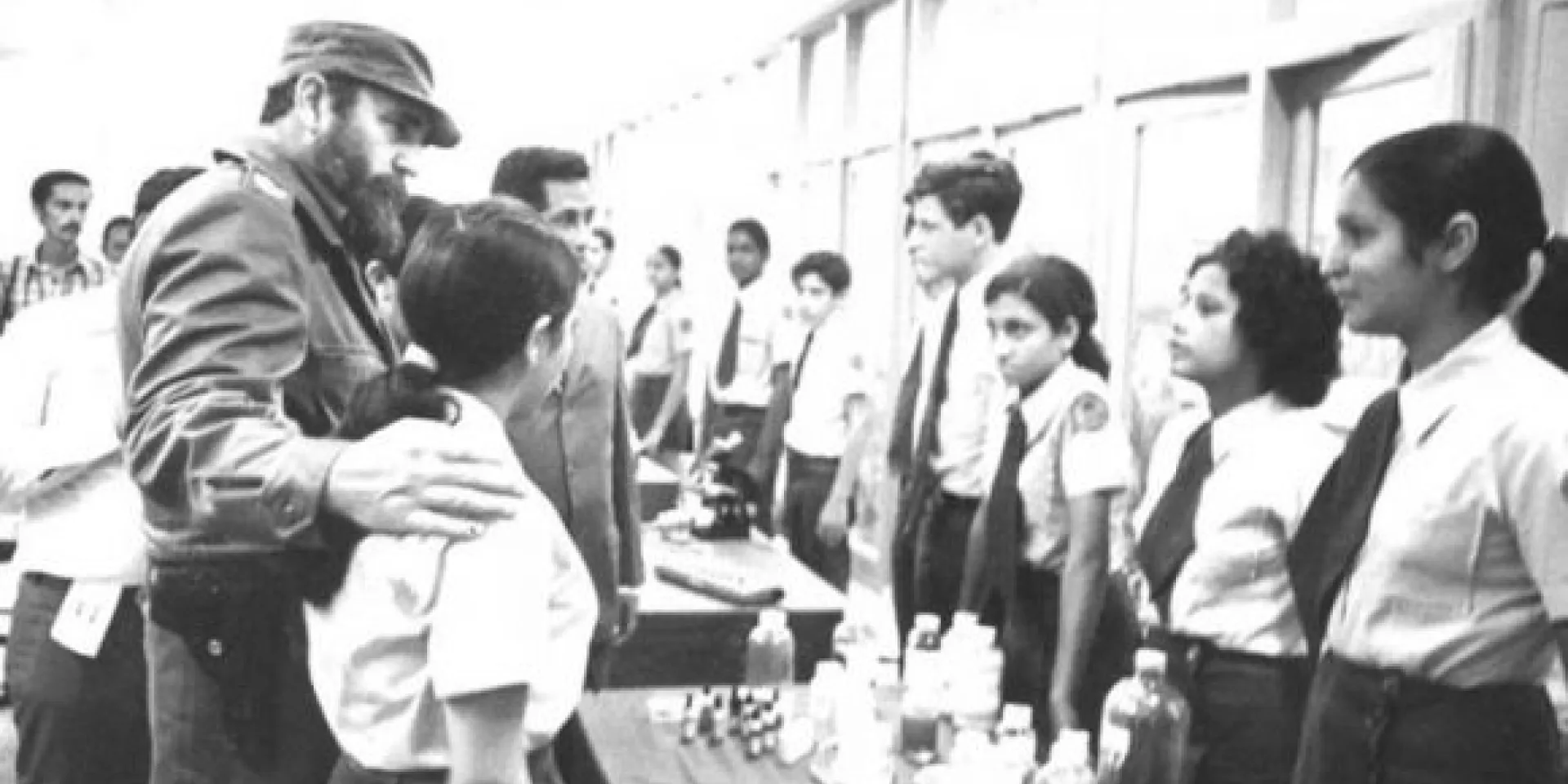 Fidel Castro en la inauguración de la Escuela Vocacional José Martí en Holguín. Foto: Periódico Granma.