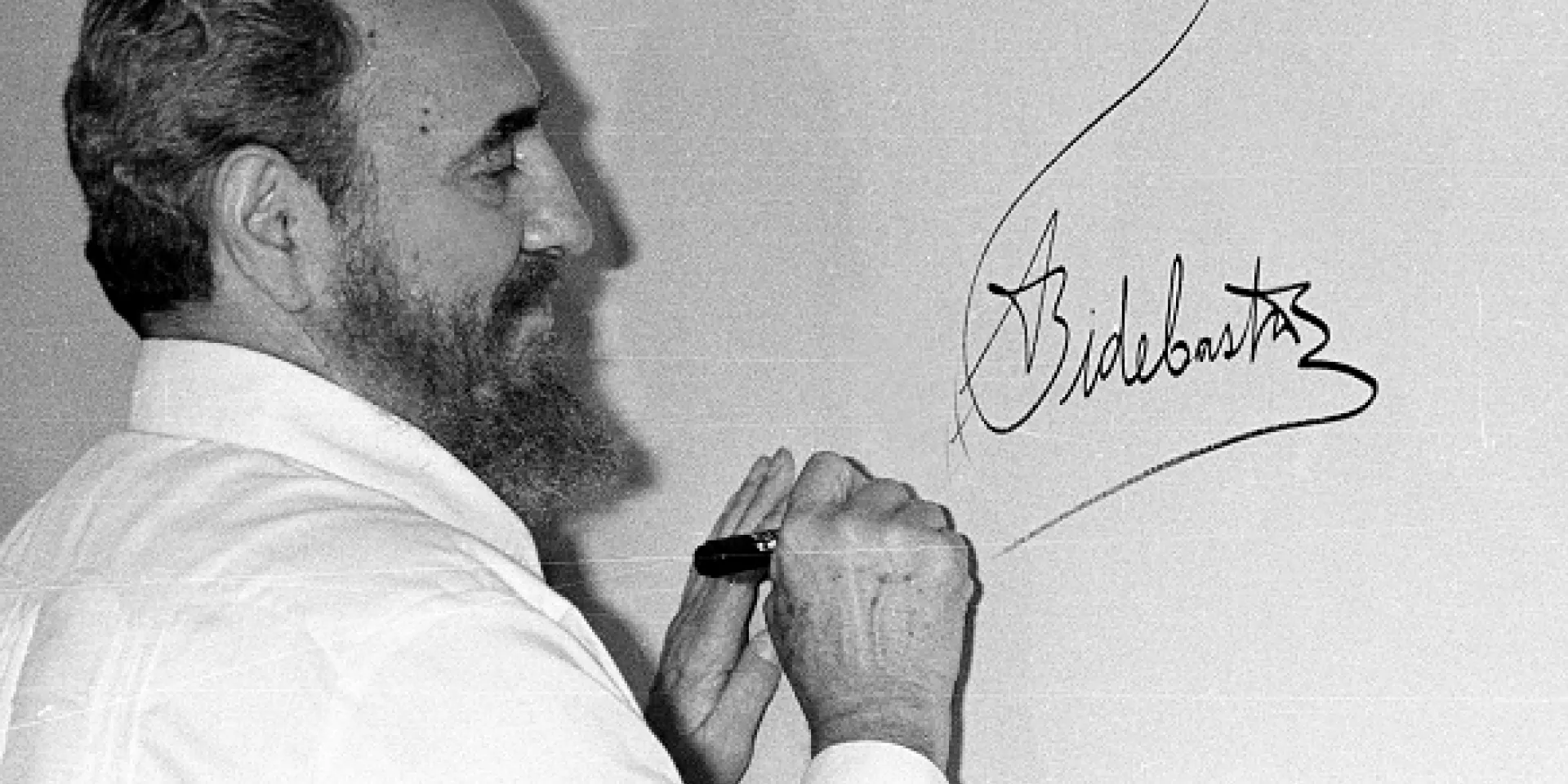 Fidel firma el mural autografiado por los mandatarios participantes en la Cumbre Iberoamericana celebrada en Cartagena de Indias, Colombia en 1994. Tomada del sitio, Fidel soldado de las ideas.