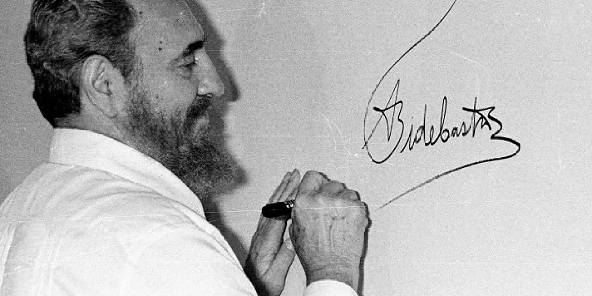 Fidel Castro firma el mural autografiado por los mandatarios participantes en la Cumbre Iberoamericana celebrada en Cartagena de Indias, Colombia, 16 de junio de 1994. Foto: Liborio Noval / Sitio Fidel Soldado de las Ideas