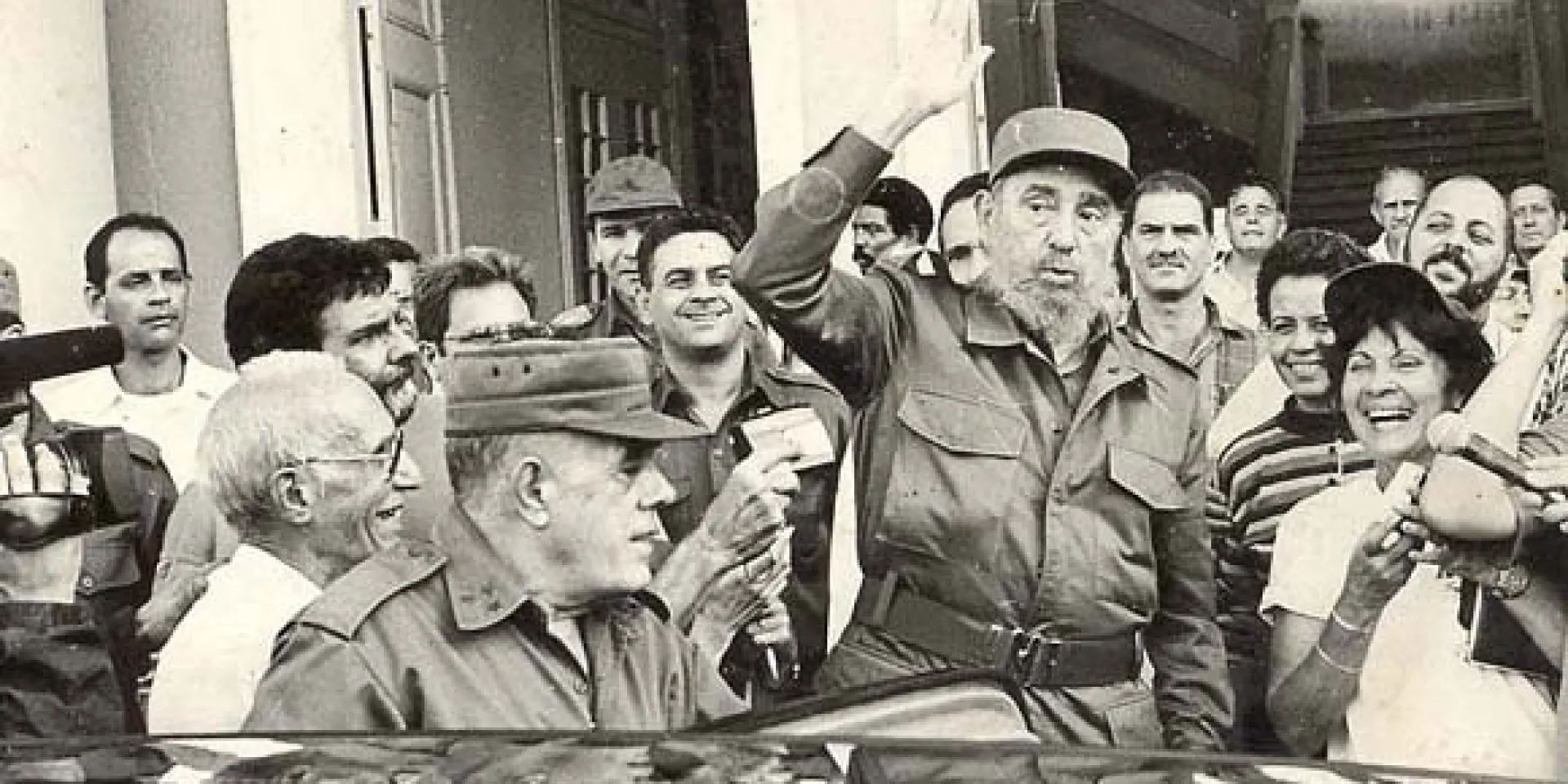 Fidel a la salida del Poder Popular Provincial acompañado por directivos del Partido, el Gobierno, periodistas y miembros del Consejo de Defensa en Cienfuegos, al paso del huracán Michelle por la provincia. Foto: sitio Fidel Soldado de las Ideas, 5 de noviembre de 2001.